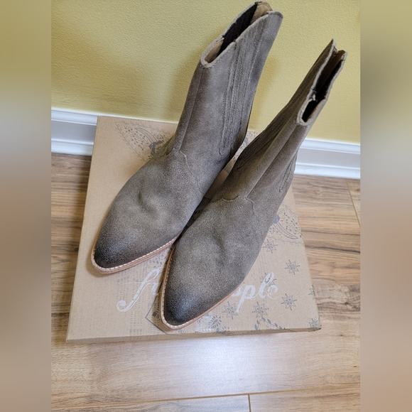 🎉HOST PICK🎉Free people, New Frontier Chelsea Boot, washed taupe, size EUR 39 - Picture 2 of 9